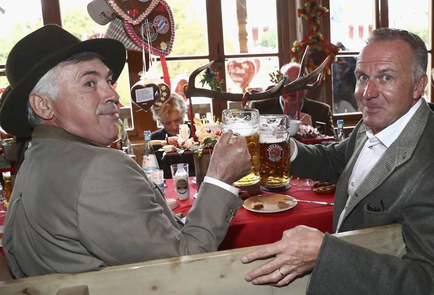 Ancelotti e Karl-Heinz Rummenigge. Reuters